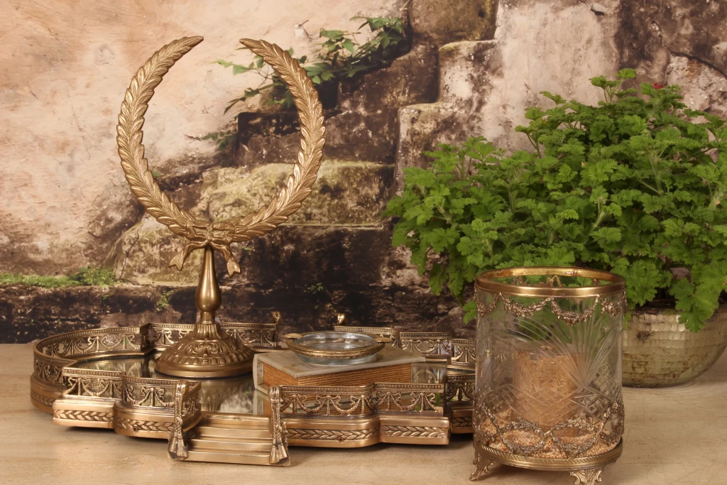 Laurel Wreath on Stand - Gold - 28 cm - Aluminum