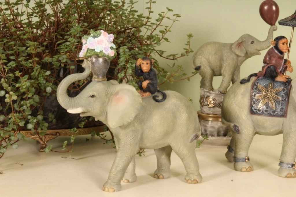 Animal statue elephant with monkey - brown - 17 cm