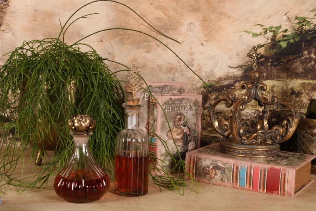 Decorative bottle with stopper - 25 cm - gold - brass and glass